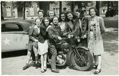 854826 Groepsportret met de vrouwelijke medewerkers van het Commissariaat Noodvoorziening (C.N.V.) rondom een ...